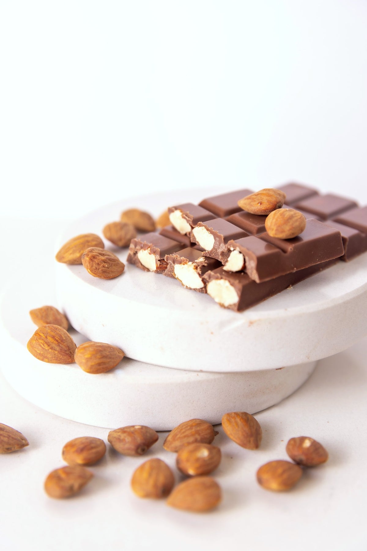 Milk Chocolate with Roasted Almonds Tablet